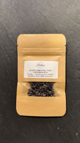 ZELENÝ KAMPOTSKÝ PEPŘ V SOLNÉM KVĚTU